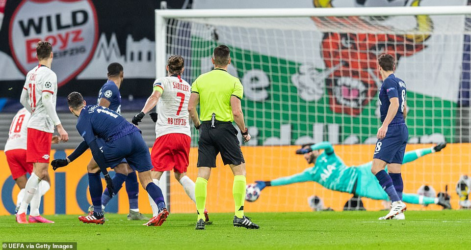 Ở trận lượt về trên sân nhà, Leipzig đã giành chiến thắng 3-0 nhờ cú đúp của Marcel Sabitzer.