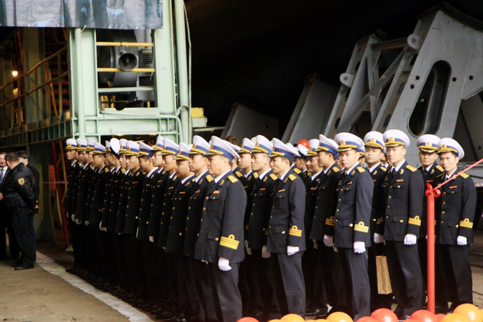 Các sỹ quan, thủy thủ đoàn tàu ngầm HQ-187 Bà Rịa-Vũng Tàu tại lễ hạ thủy. (Ảnh: Duy Trinh/TTXVN)