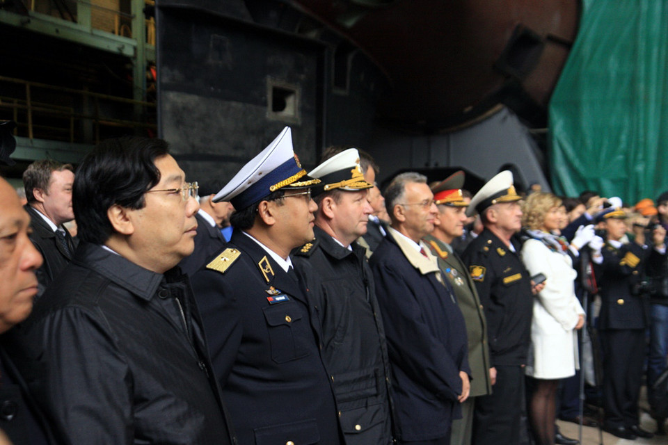 Đại sứ Việt Nam tại Liên bang Nga Nguyễn Thanh Sơn (ngoài cùng bên trái) và các đại biểu Việt Nam tham dự lễ hạ thủy tàu ngầm HQ-187 Bà Rịa-Vũng Tàu. (Ảnh: Duy Trinh/TTXVN)