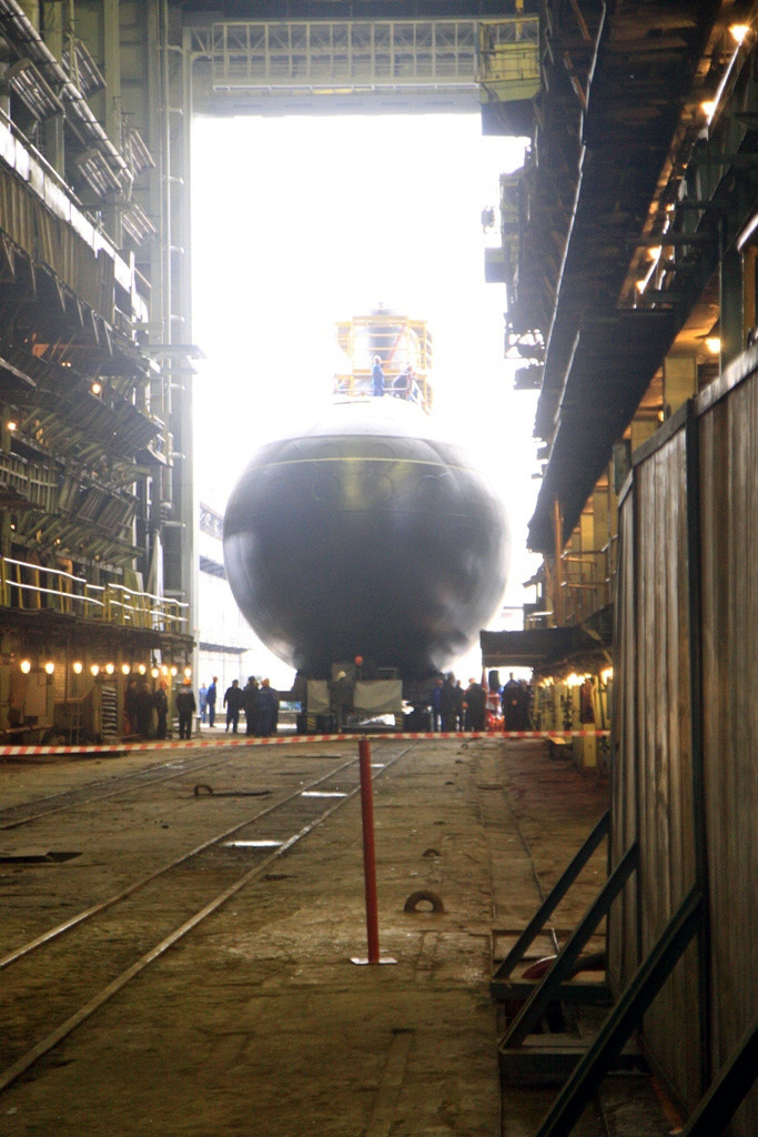 Tàu ngầm HQ-187 Bà Rịa-Vũng Tàu đang được hạ thủy. (Ảnh: Duy Trinh/TTXVN)