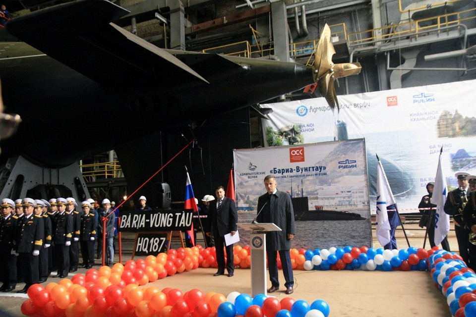 Tổng giám đốc Nhà máy Admiralty Verfi, Aleksandler Buzakov phát biểu tại lễ hạ thủy tàu ngầm HQ-187 Bà Rịa-Vũng Tàu. (Ảnh: Duy Trinh/TTXVN)