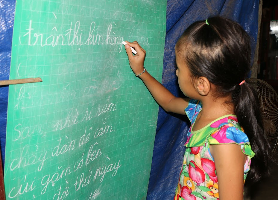 Các em học sinh vui vẻ xung phong lên trả bài.