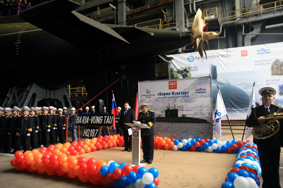 Chuẩn đô đốc Phạm Hoài Nam, Tư lệnh Quân chủng Hải quân Việt Nam phát biểu tại lễ hạ thủy tàu ngầm HQ-187 Bà Rịa-Vũng Tàu. (Ảnh: Duy Trinh/TTXVN)