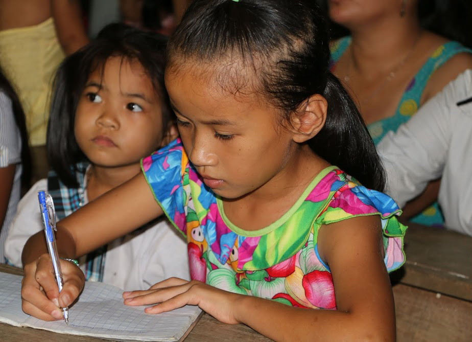 Cô Xáy giảng bài cho các em học sinh trong lớp xóa mù của mình. 