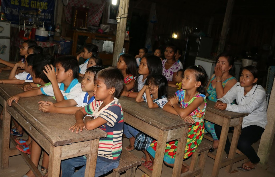 Các em học sinh hồ hởi lên lớp học của cô Xáy. 