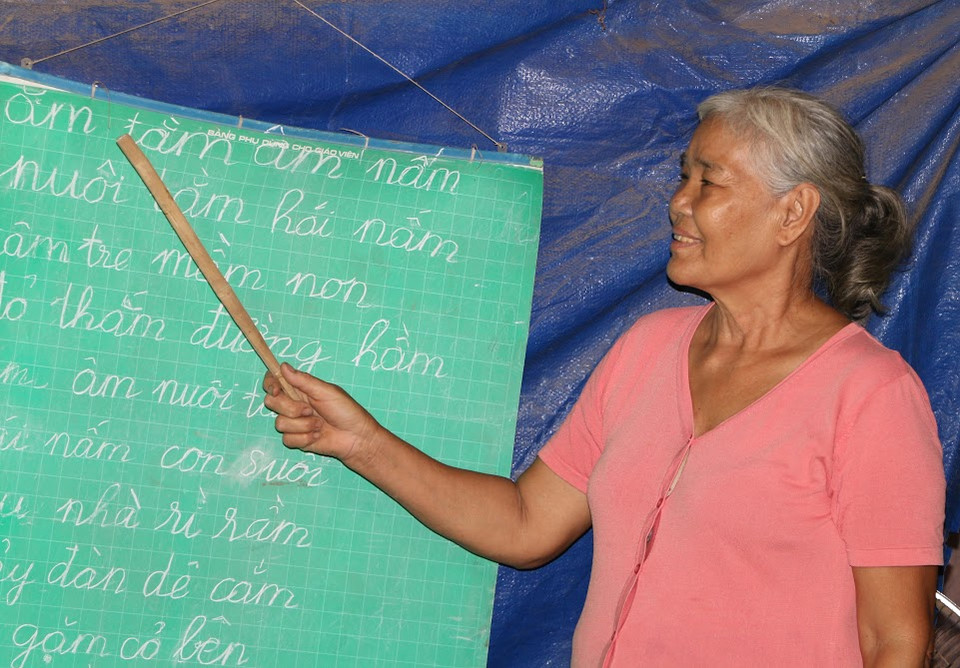 Cô Xáy rèn chữ cho các em học sinh trong lớp. 