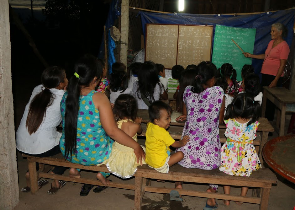 Cô Xáy rèn chữ cho các em học sinh trong lớp. 