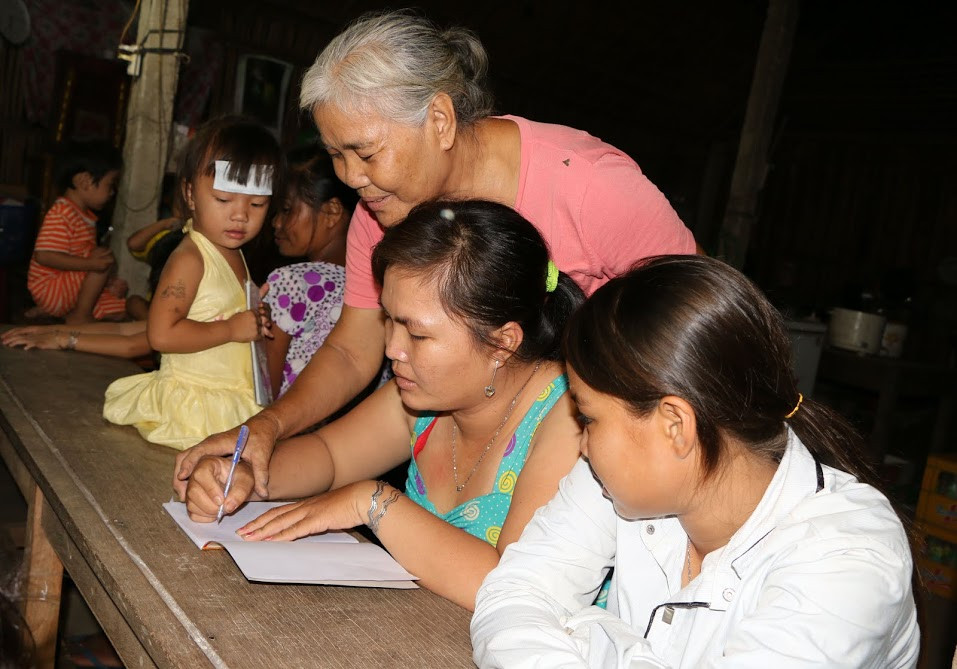Các em học sinh chăm chú nghe cô giáo giảng bài. 