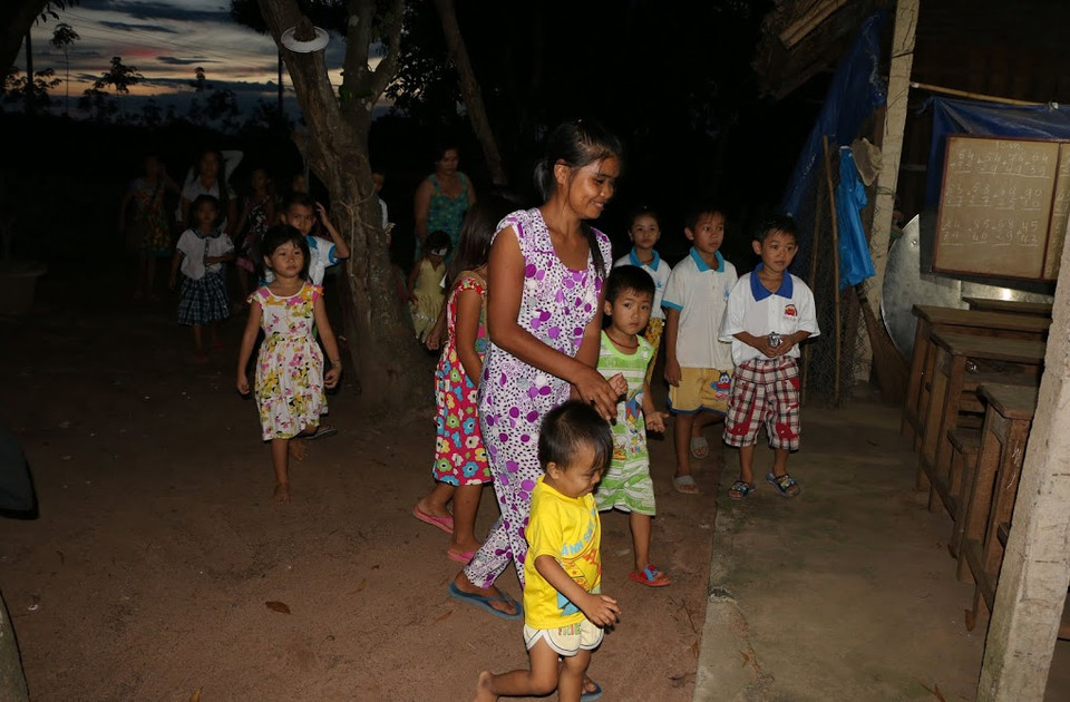 Các em học sinh hồ hởi lên lớp học của cô Xáy. 