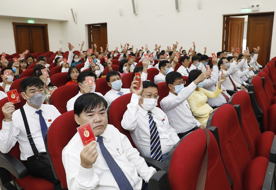 Các đại biểu biểu quyết thông qua chương trình Đại hội. (Ảnh: Dương Giang/TTXVN)