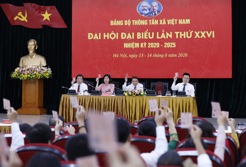 Các đại biểu biểu quyết thông qua quy chế Đại hội. (Ảnh: Dương Giang/TTXVN)