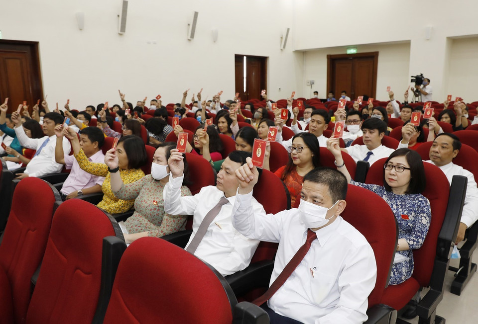 Các đại biểu biểu quyết thông qua danh sách Đoàn Chủ tịch Đại hội. (Ảnh: Dương Giang/TTXVN)