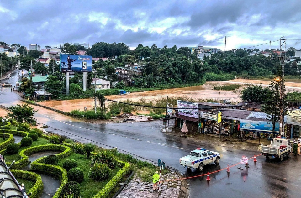 Mưa lũ cũng gây sạt lở nhiều công trình, nhà cửa, ao hồ, cầu-đường giao thông… Lực lượng chốt chặn hai đầu cầu Đắk Nông cũ (thuộc địa phận phường Nghĩa Đức, thành phố Gia Nghĩa) để hướng dẫn người dân lưu thông an toàn. (Ảnh: Hưng Thịnh/TTXVN)