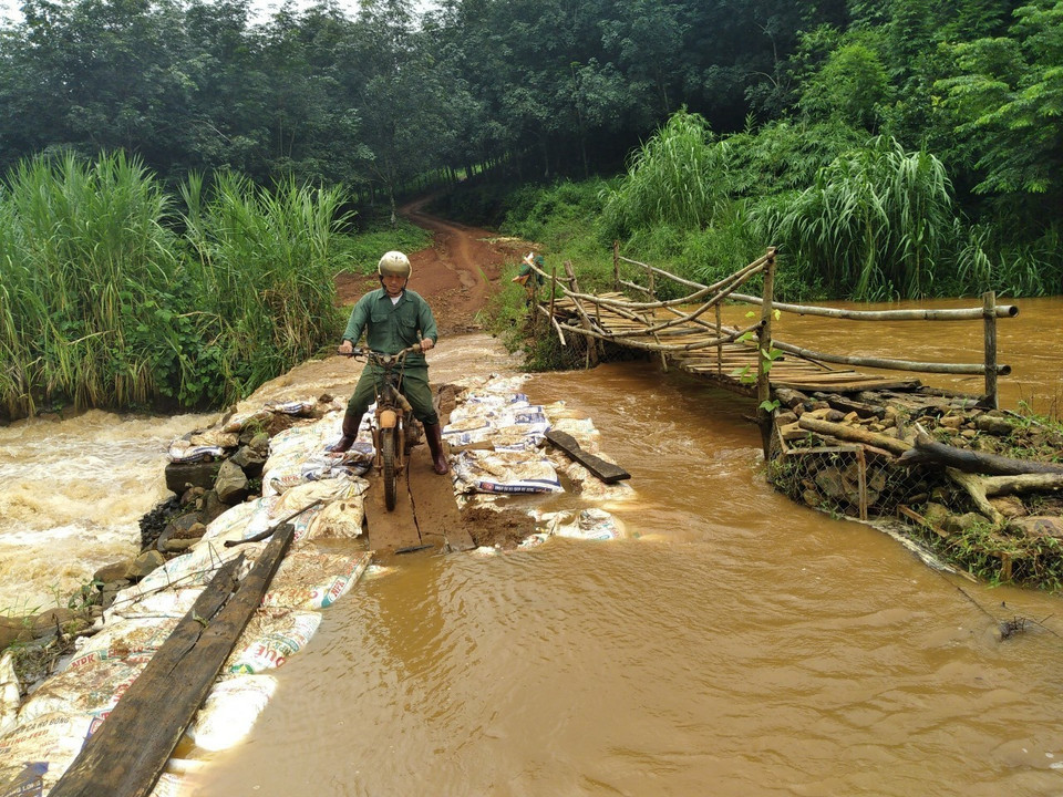 Nhiều tuyến đường, cầu nhỏ bắt ngang sông suối bị ngập, giao thông bị chia cắt. Ước tính tổng thiệt hại do đợt mưa lũ là hơn 10 tỷ đồng.(Ảnh: Hưng Thịnh/TTXVN)