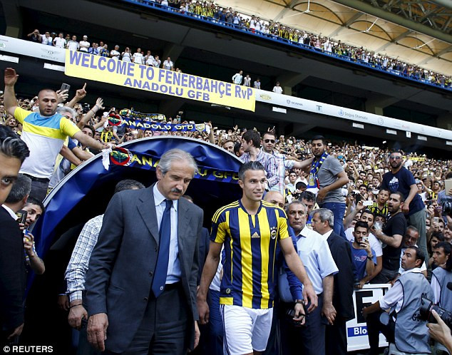 Ngày 14/7, Robin van Persie đã chính thức có buổi ra mắt Fenerbahce.