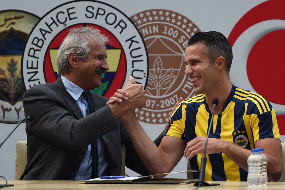 Ở Fenerbahce, Robin van Persie sẽ hưởng mức lương 12 triệu bảng/mùa.