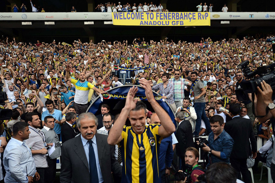 Hàng vạn cổ động viên Fenerbahce đã có mặt để chứng kiến sự ra mắt của ngôi sao người Hà Lan.