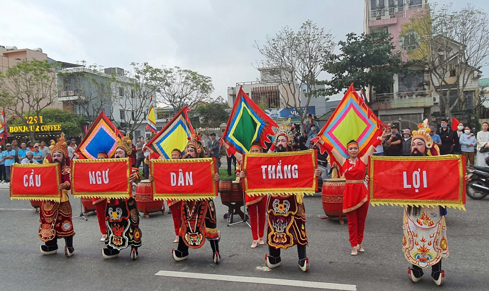 Lễ hội cầu ngư là lễ trọng lớn nhất trong năm, vừa cầu mùa-cầu ngư, tế ngư thần, bày tỏ khát vọng một năm trời yên biển lặng, thuận buồm xuôi gió, tôm cá đầy khoang. (Ảnh: Trần Lê Lâm/TTXVN)