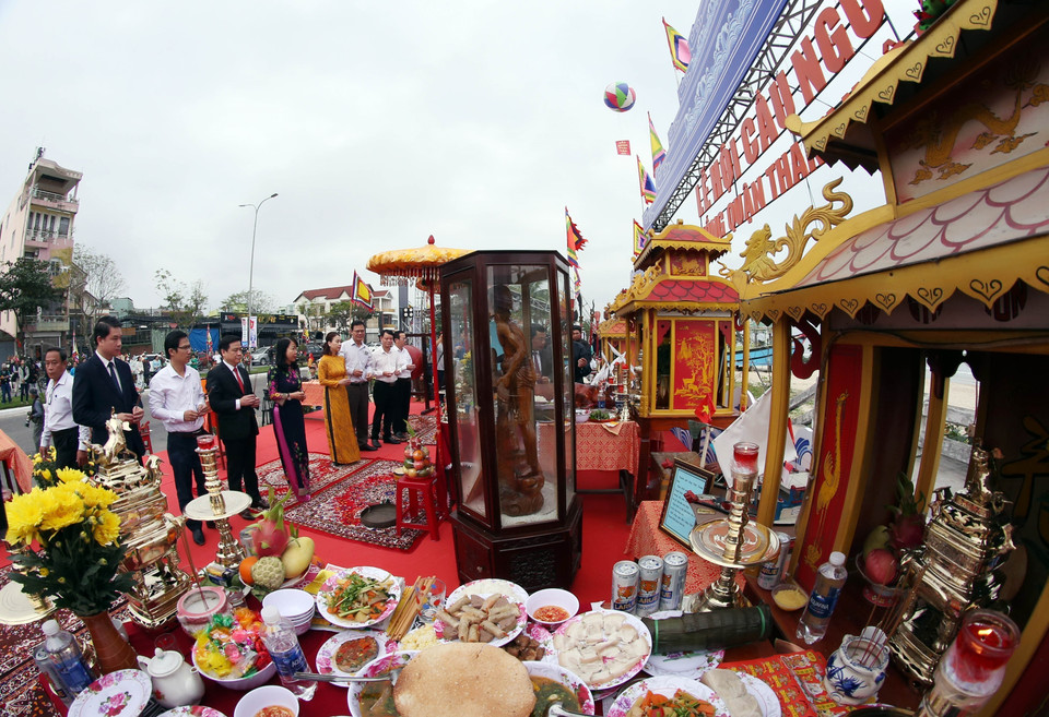 Đại biểu dâng hương tại lễ cầu ngư. (Ảnh: Trần Lê Lâm/TTXVN)