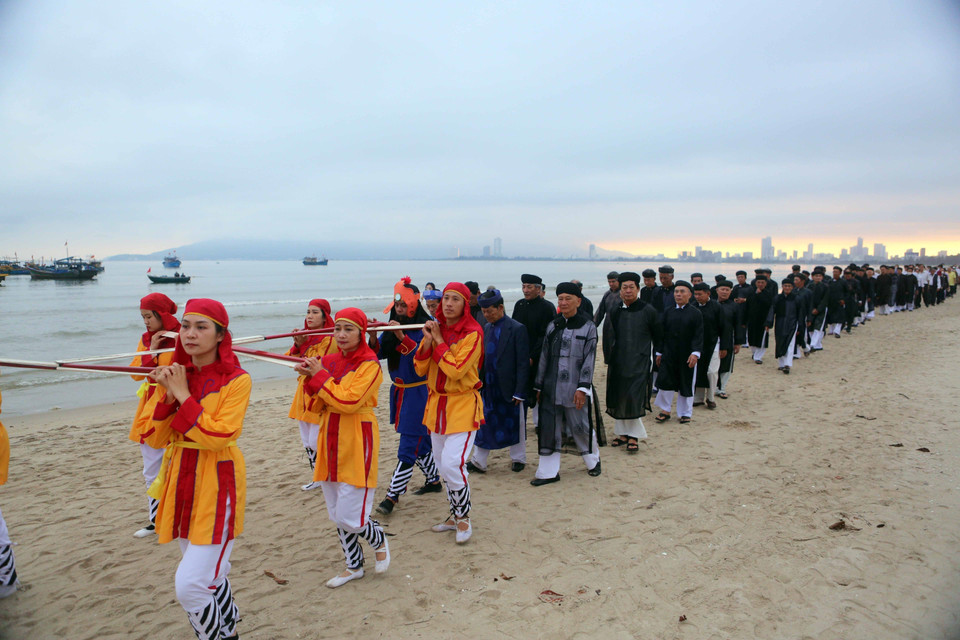  Đoàn rước nghinh thần tại lễ hội cầu ngư. (Ảnh: Trần Lê Lâm/TTXVN)