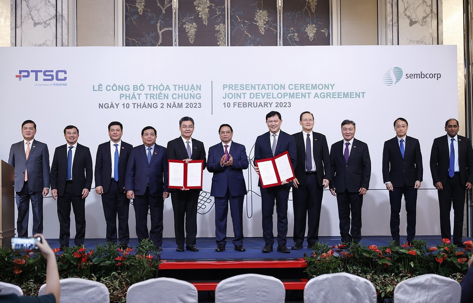 Thủ tướng Phạm Minh Chính và ông Tow Heng Tan, Phó Chủ tịch Hội đồng Quản trị Tập đoàn Sembcorp chứng kiến trao Thoả thuận hợp tác phát triển chung giữa Tổng Công ty Cổ phần dịch vụ kỹ thuật Dầu khí Việt Nam và Công ty Sembcorp Utilities. (Ảnh: Dương Giang/TTXVN) 