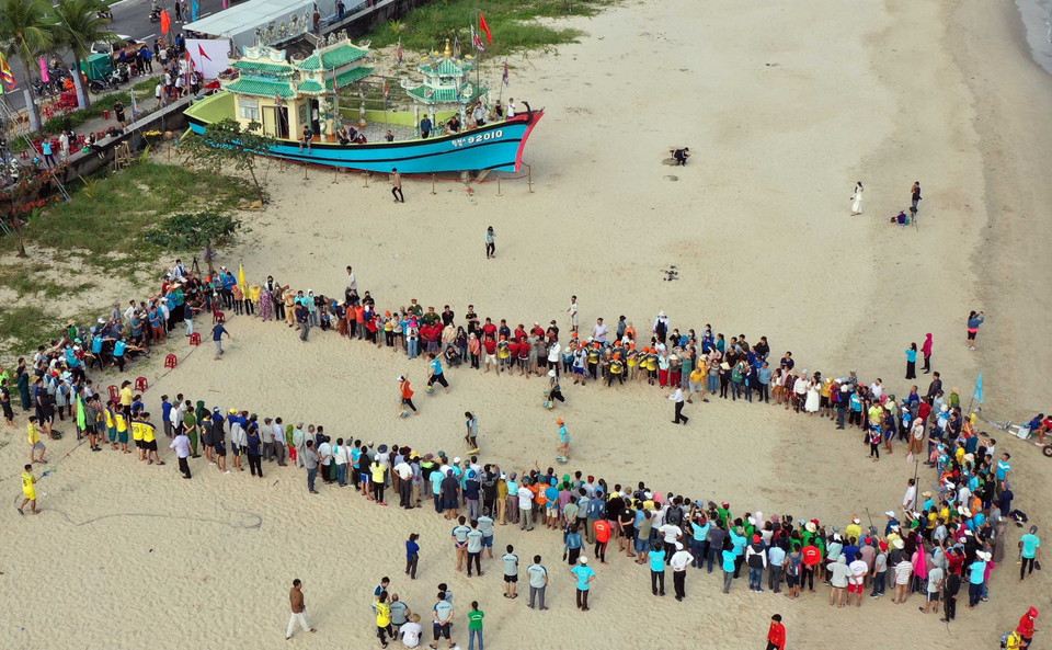 Ngư dân thi gánh cá tại lễ hội cầu ngư truyền thống. (Ảnh: Trần Lê Lâm/TTXVN)