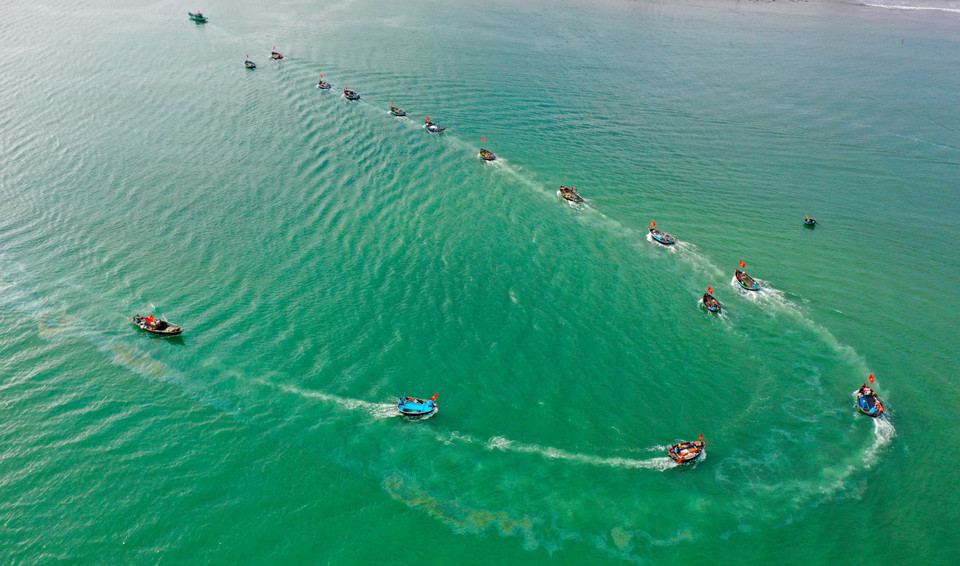 Ngư dân ra khơi sau lễ hội cầu ngư truyền thống. (Ảnh: Trần Lê Lâm/TTXVN)