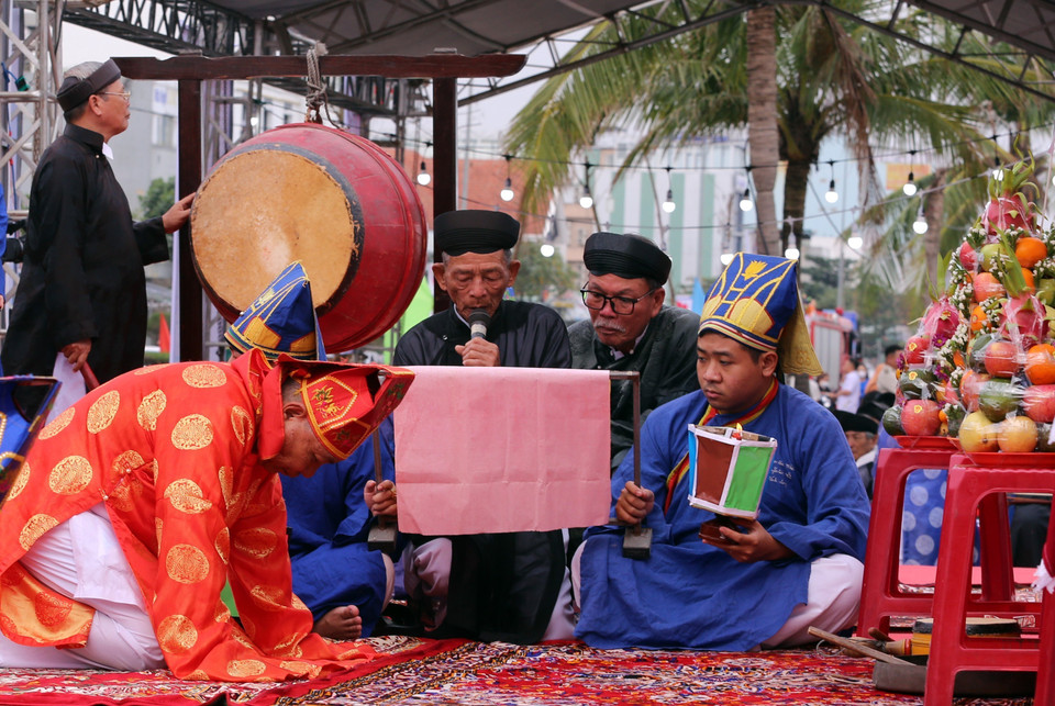 Nghi lễ chính của lễ cầu ngư. (Ảnh: Trần Lê Lâm/TTXVN)