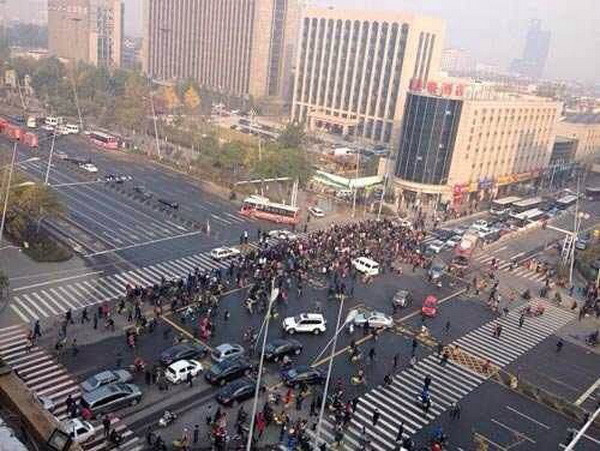 Tại hiện trường sau vụ nổ. (Ảnh: THX-TTXVN)