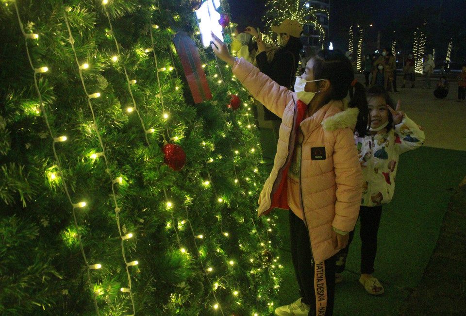 Khu đô thị Xuân Thành, thành phố Ninh Bình được trang hoàng rực rỡ phục vụ nhân dân tham quan, chụp ảnh chuẩn bị đón Noel 2021. (Ảnh: Hải Yến/TTXVN)