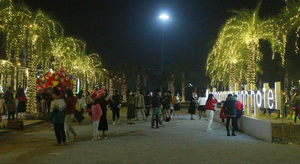 Khu đô thị Xuân Thành, thành phố Ninh Bình được trang hoàng rực rỡ đón mừng Giáng sinh 2021. (Ảnh: Hải Yến/TTXVN)