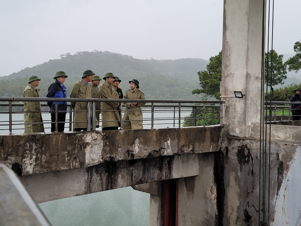 Đoàn Ủy ban Nhân dân thị xã Quảng Yên kiểm tra công tác xả lũ tại hồ chứa nước Yên Lập, đây là hồ chứa lớn nhất tỉnh Quảng Ninh. (Ảnh: TTXVN phát)