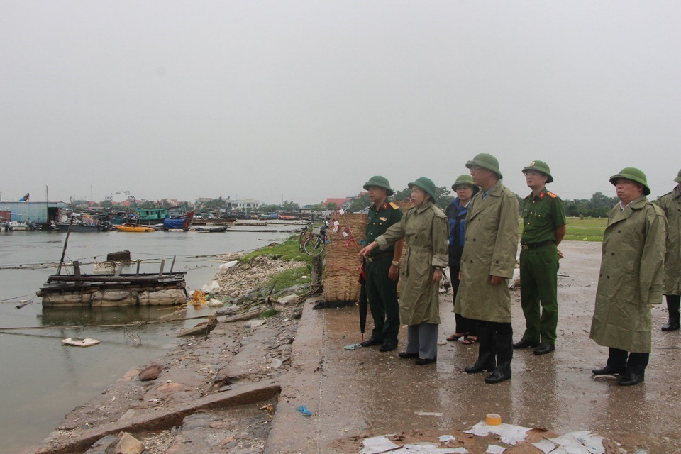 Ủy ban Nhân dân thị xã Quảng Yên kiểm tra khu vực tránh trú tàu thuyền và kêu gọi ngư dân nuôi trồng thủy sản chằng chống bè mảng và lên bờ trước 18 giờ ngày 22/7. (Ảnh: TTXVN phát)