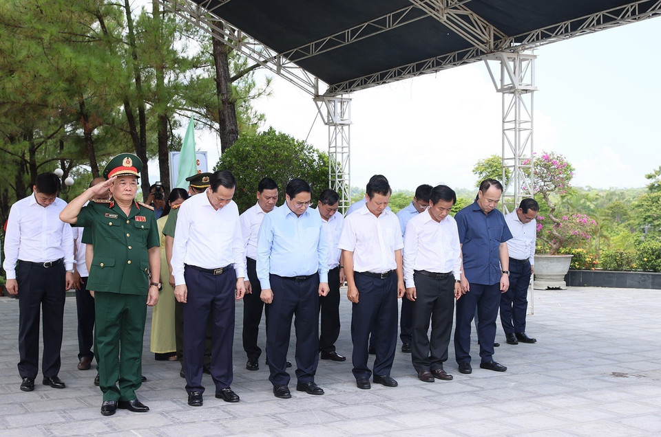 Thủ tướng Phạm Minh Chính dâng hương, dâng hoa tại Nghĩa trang Liệt sỹ thành phố Huế. (Ảnh: Dương Giang/TTXVN)