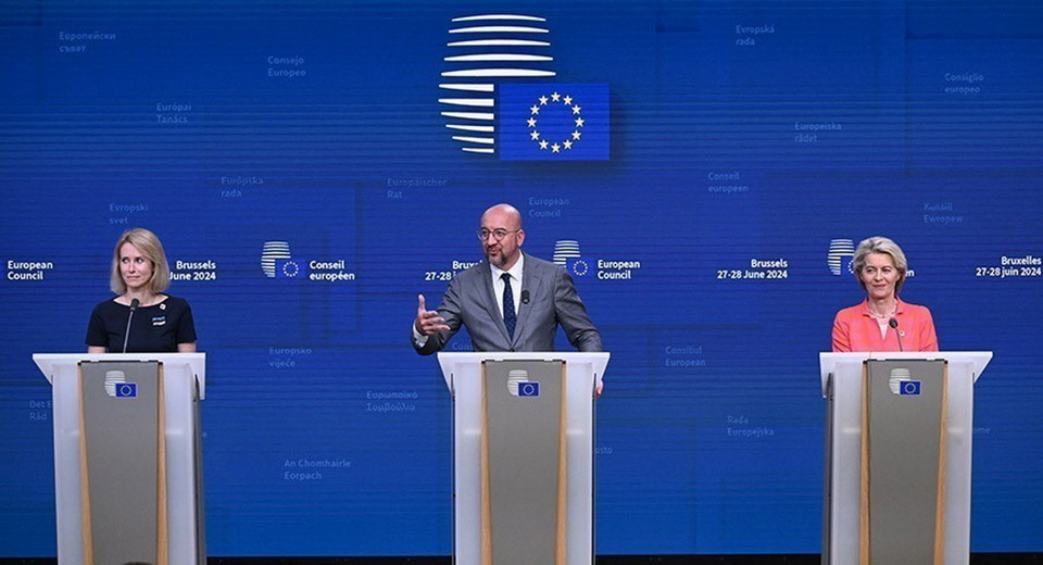 Hội nghị thượng đỉnh Liên minh châu Âu (EU) diễn ra trong hai ngày 27-28/6 tại thủ đô Brussels của Bỉ, tập trung vào ba vấn đề nổi bật: xác định các ưu tiên và đặt ra các định hướng chiến lược của EU trong 5 năm tới; xác định con đường cải cách nội bộ vì đây là bước đi quan trọng để đảm bảo EU hoạt động hiệu quả hơn, đáp ứng kịp thời các thách thức mới và thống nhất hoàn thiện thể chế. Ảnh (trái sang): Thủ tướng Estonia Kaja Kallas, Chủ tịch Hội đồng châu Âu Charles Michel và Chủ tịch Ủy ban châu Âu Ursula von der Leyen trong cuộc họp báo kết thúc Hội nghị. (Ảnh: The Daily Sentinel/TTXVN)