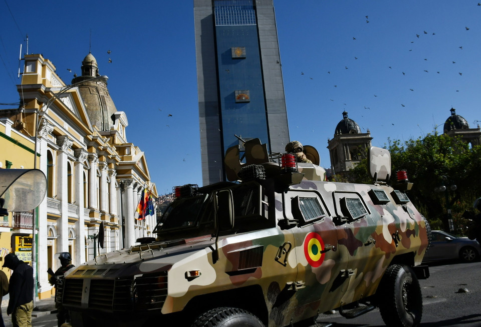 Ngày 26/6/2024, Tổng thống Bolivia Luis Arce tố cáo âm mưu đảo chính của một bộ phận quân đội và kêu gọi tôn trọng nền dân chủ. Trước đó, Tổng Tư lệnh lực lượng quân đội Bolivia Juan Jose Zuniga đe dọa chiếm Phủ Tổng thống khi di chuyển bằng xe bọc thép được yểm trợ bằng một đoàn xe quân sự hướng tới trung tâm thủ đô La Paz. Ngay lập tức, Tổng thống Luis Arce đã bổ nhiệm các chỉ huy quân đội mới và ra lệnh bắt giữ ông Juan Jose Zuniga. Ảnh: Xe quân sự gác gần Dinh Tổng thống ở thủ đô La Paz, ngày 26/6. (Nguồn: THX/TTXVN)