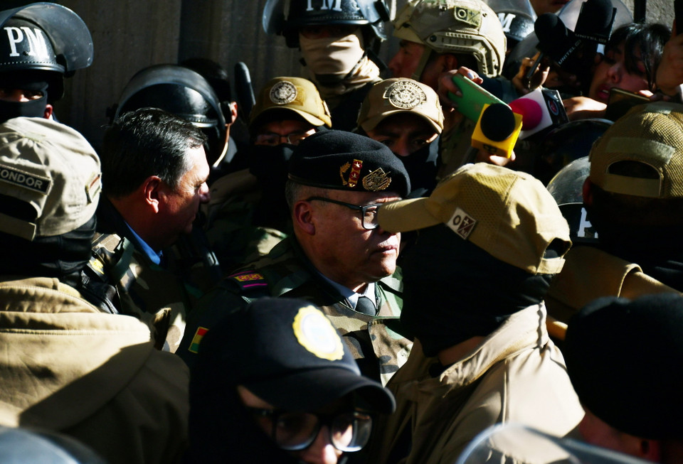 Ngày 26/6/2024, Tổng thống Bolivia Luis Arce tố cáo âm mưu đảo chính của một bộ phận quân đội và kêu gọi tôn trọng nền dân chủ. Trước đó, Tổng Tư lệnh lực lượng quân đội Bolivia Juan Jose Zuniga (giữa) đe dọa chiếm Phủ Tổng thống khi di chuyển bằng xe bọc thép được yểm trợ bằng một đoàn xe quân sự hướng tới trung tâm thủ đô La Paz. Ngay lập tức, Tổng thống Luis Arce đã bổ nhiệm các chỉ huy quân đội mới và ra lệnh bắt giữ ông Juan Jose Zuniga. (Ảnh: THX/TTXVN)
