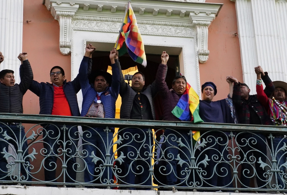 Ngày 26/6/2024, Tổng thống Bolivia Luis Arce (thứ 4, trái) tố cáo âm mưu đảo chính của một bộ phận quân đội và kêu gọi tôn trọng nền dân chủ. Trước đó, Tổng Tư lệnh lực lượng quân đội Bolivia Juan Jose Zuniga đe dọa chiếm Phủ Tổng thống khi di chuyển bằng xe bọc thép được yểm trợ bằng một đoàn xe quân sự hướng tới trung tâm thủ đô La Paz. Ngay lập tức, Tổng thống Luis Arce đã bổ nhiệm các chỉ huy quân đội mới và ra lệnh bắt giữ ông Juan Jose Zuniga. (Ảnh: THX/TTXVN)