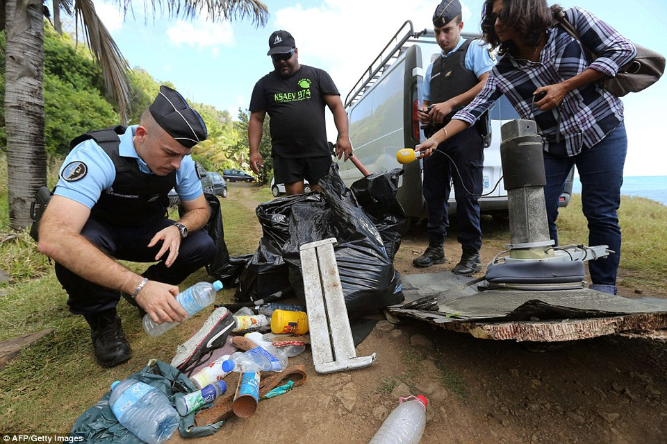 Cảnh sát Pháp còn thu nhặt được nhiều vật dụng nghi là từ MH370. (Nguồn: DM)