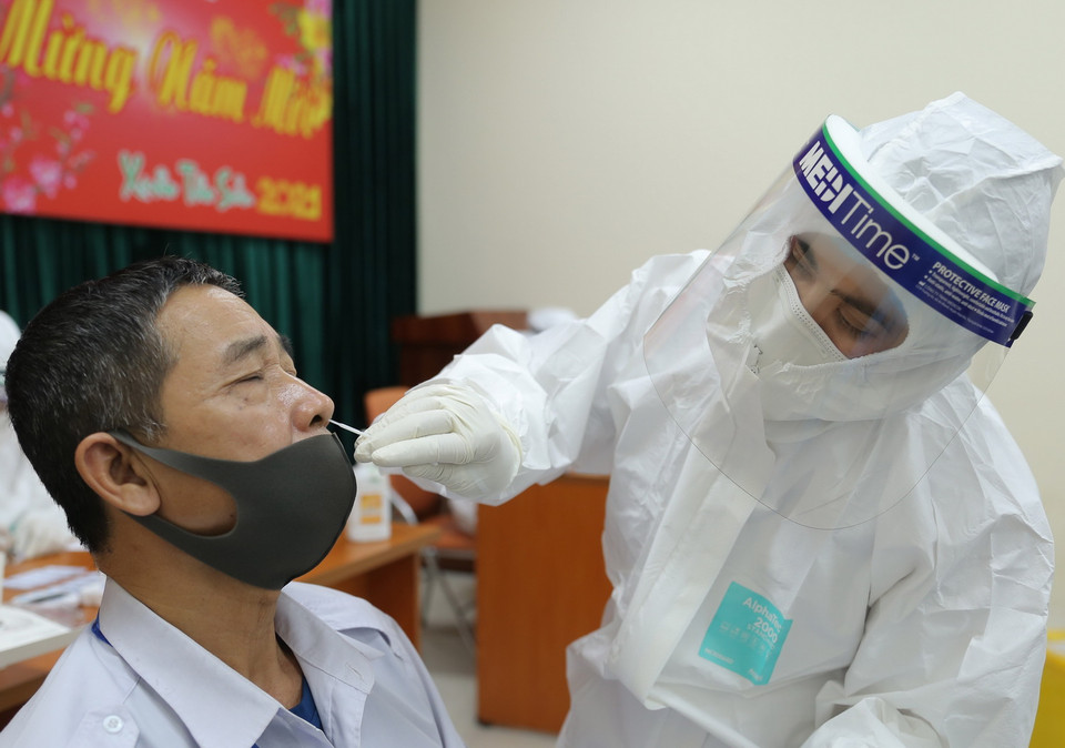 Lấy mẫu xét nghiệm COVID-19 cho công nhân viên Bến xe Giáp Bát. (Ảnh: Hoàng Hiếu/TTXVN)