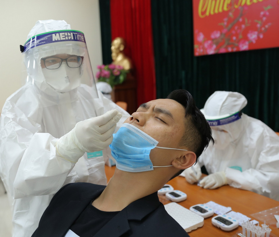 Lấy mẫu xét nghiệm COVID-19 cho công nhân viên Bến xe Giáp Bát. (Ảnh: Hoàng Hiếu/TTXVN)