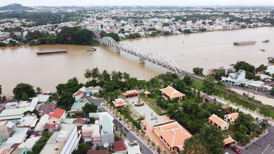 Hiện cầu Ghềnh được phục vụ cho tuyến đường sắt Bắc - Nam và cho phép xe 2 bánh lưu thông hai chiều qua Cù lao Hiệp Hòa. (Ảnh: Sỹ Tuyên/TTXVN)