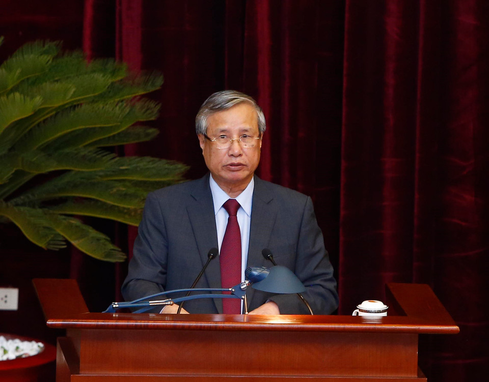 Đồng chí Trần Quốc Vượng, Ủy viên Bộ Chính trị, Thường trực Ban Bí thư đọc dự thảo Nghị quyết Hội nghị lần thứ chín Ban Chấp hành Trung ương Đảng Cộng sản Việt Nam khóa XII. (Ảnh: Lâm Khánh/TTXVN)