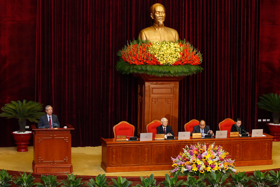  Đồng chí Trần Quốc Vượng, Ủy viên Bộ Chính trị, Thường trực Ban Bí thư đọc dự thảo Nghị quyết Hội nghị lần thứ chín Ban Chấp hành Trung ương Đảng Cộng sản Việt Nam khóa XII. (Ảnh: Lâm Khánh/TTXVN)