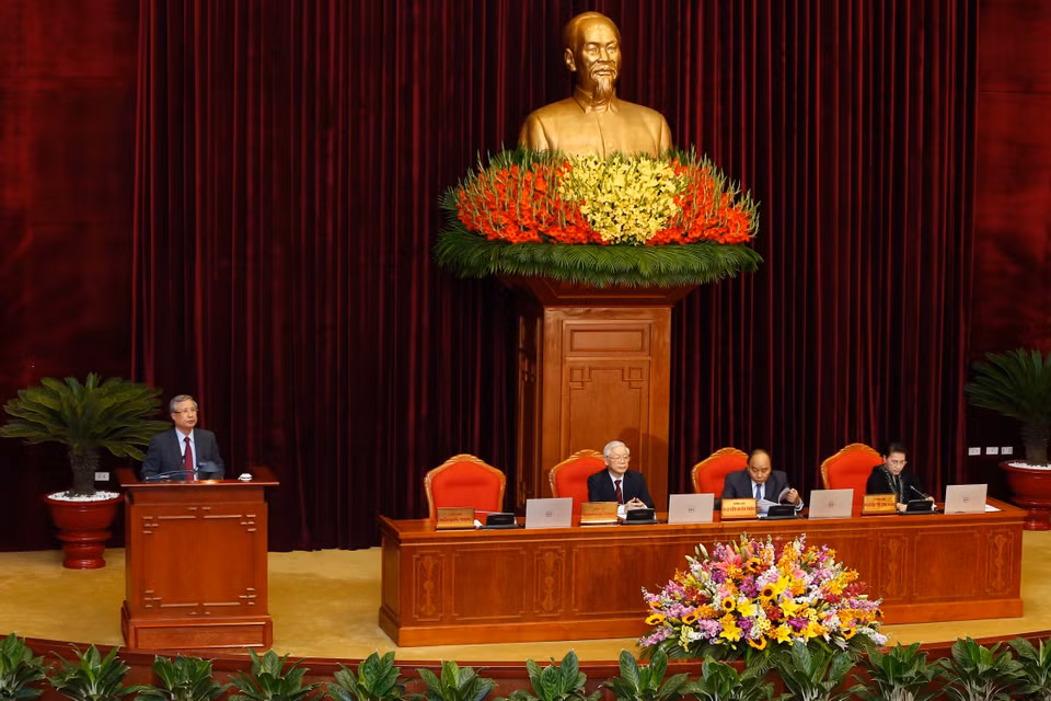  Đồng chí Trần Quốc Vượng, Ủy viên Bộ Chính trị, Thường trực Ban Bí thư đọc dự thảo Nghị quyết Hội nghị lần thứ chín Ban Chấp hành Trung ương Đảng Cộng sản Việt Nam khóa XII. (Ảnh: Lâm Khánh/TTXVN)