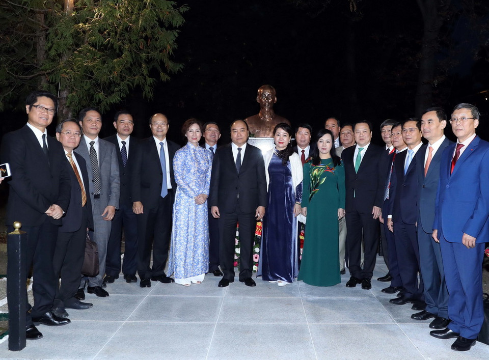 Thủ tướng Nguyễn Xuân Phúc, Phu nhân và các đại biểu chụp ảnh chung tại Lễ khánh thành Tượng đài Bác Hồ tại Đại sứ quán Việt Nam tại Áo. (Ảnh: Thống Nhất/TTXVN)