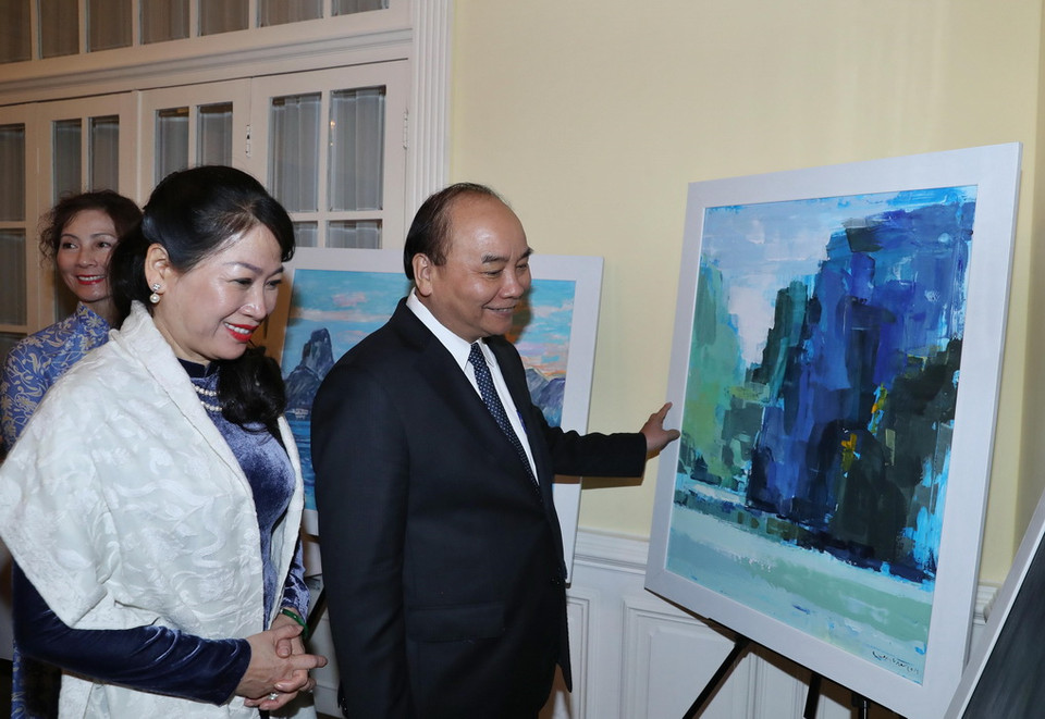 Thủ tướng Nguyễn Xuân Phúc và Phu nhân tham quan triển lãm của Nhóm họa sỹ Ban vận động Mỹ thuật Việt Nam và Ngoại giao văn hóa. (Ảnh: Thống Nhất/TTXVN)