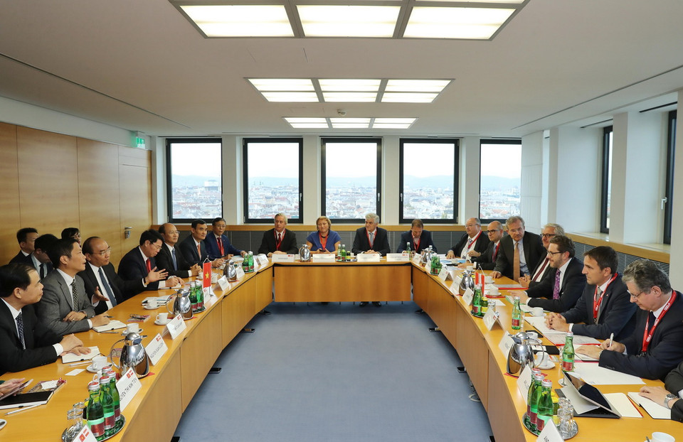 Nhiều doanh nghiệp hàng đầu tham dự buổi gặp gỡ với Thủ tướng Nguyễn Xuân Phúc. (Ảnh: Thống Nhất/TTXVN)