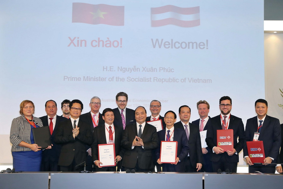 Thủ tướng Nguyễn Xuân Phúc và các đại biểu chứng kiến Lễ ký kết các văn bản thỏa thuận giữa hai nước tại diễn đàn.(Ảnh: Thống Nhất/TTXVN) 