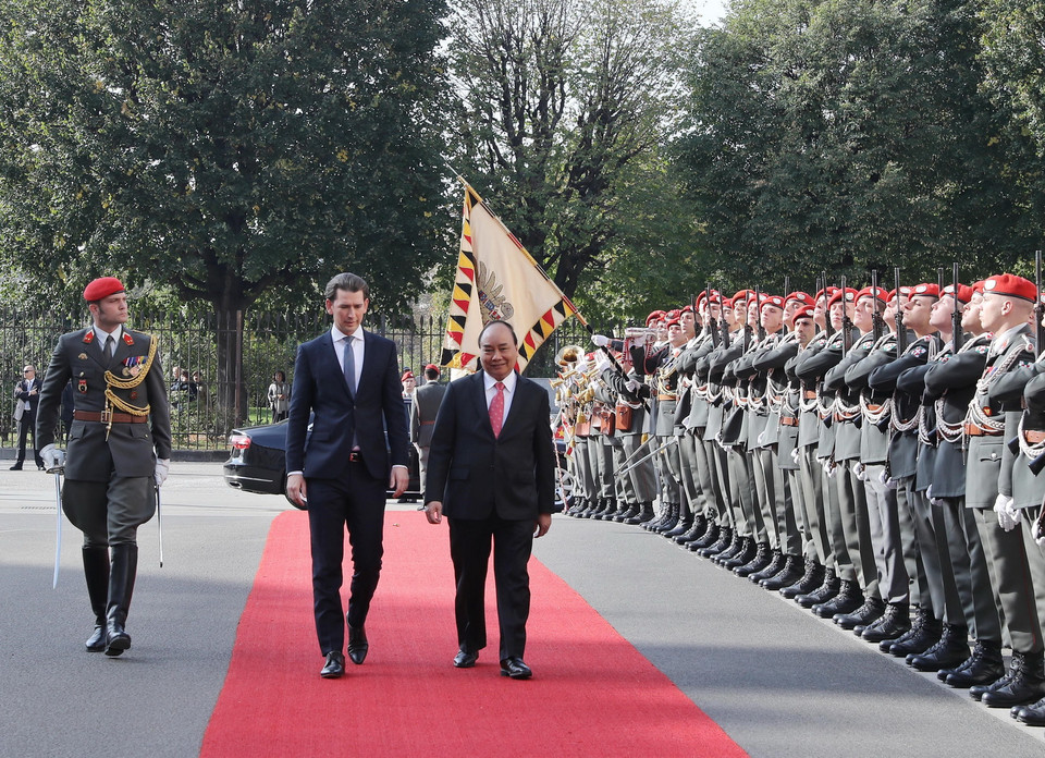 Thủ tướng Áo Sebastian Kurz và Thủ tướng Nguyễn Xuân Phúc duyệt đội danh dự tại Lễ đón, được tổ chức trọng thể ở Văn phòng Thủ tướng Áo. (Ảnh: Thống Nhất/TTXVN)